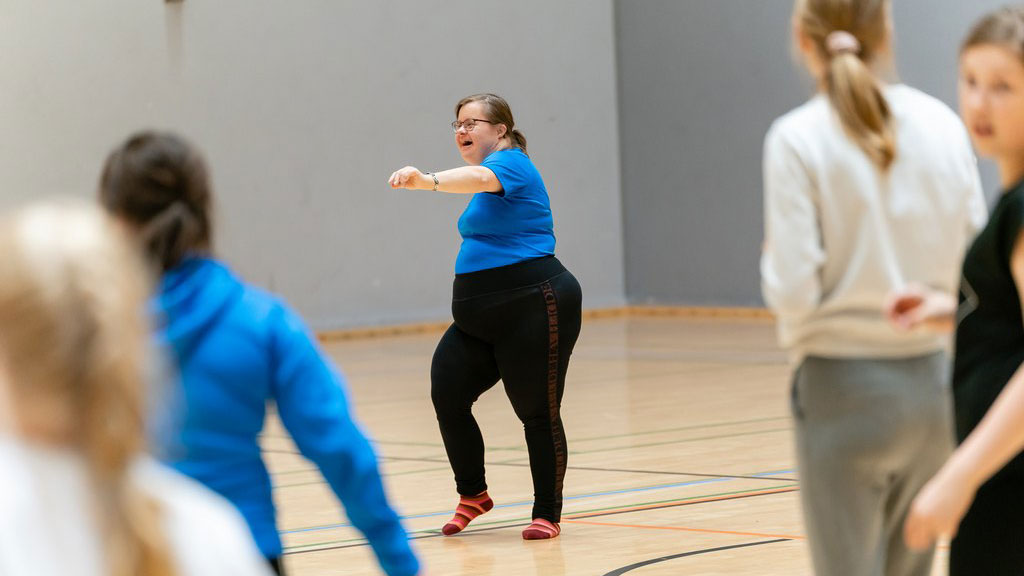 Athlete Leader Sanna Sepponen ohjaamassa liikunnallista tuokiota.